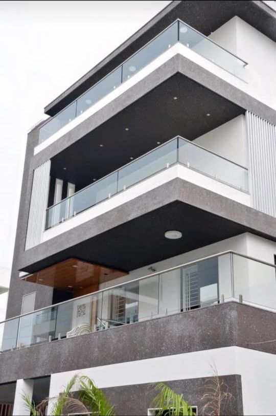 Glass balcony railing