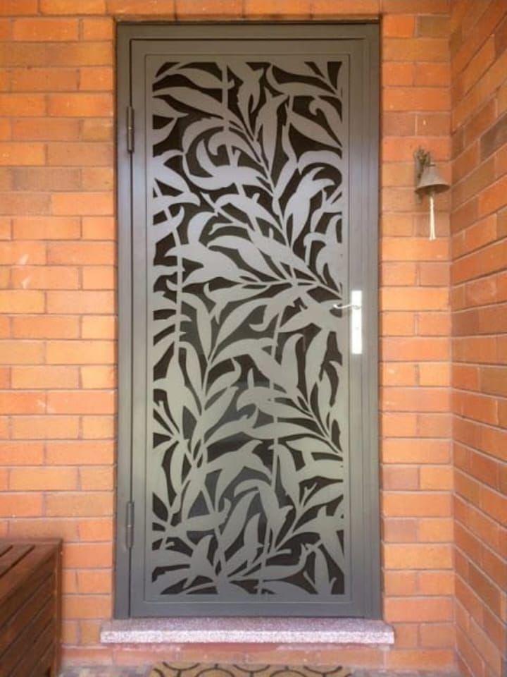 Leaf-pattern entrance door