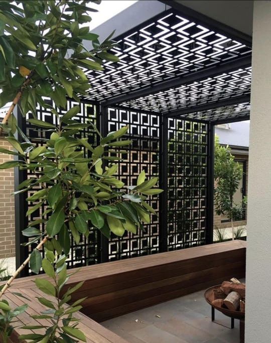 Outdoor screen and pergola
